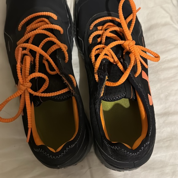 Size 9.5 Orange Under Armour shoes - Picture 3 of 3